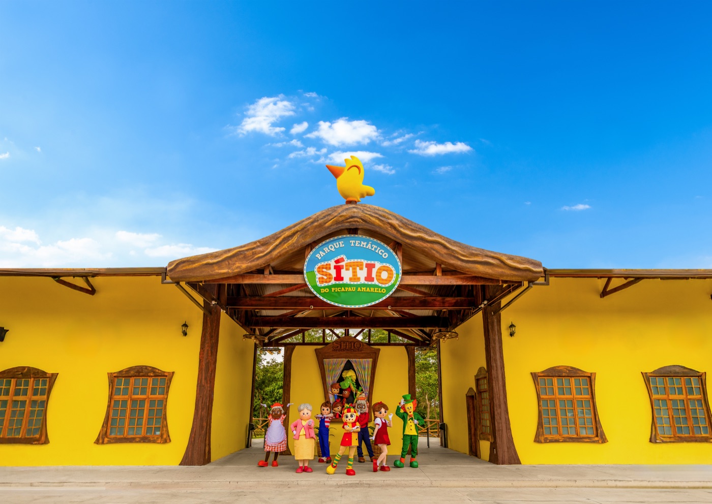 Entrada do Parque Temático Sítio do Picapau Amarelo, em Atibaia, com os personagens recebendo os visitantes